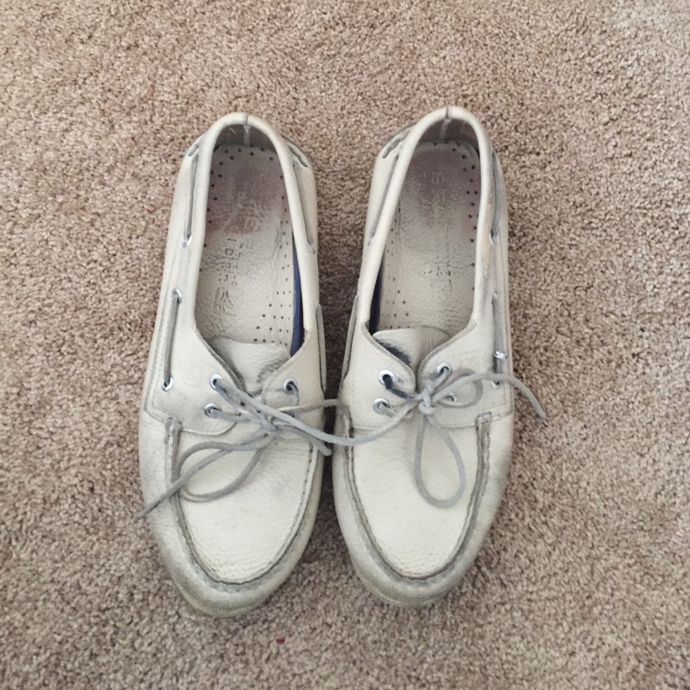 cream sperrys‎